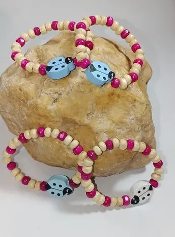 COPII > BRĂȚĂRI PENTRU COPII - Martisor bratara copii din Lemn Colorat - Petala Roz si Noroc de Gargarita